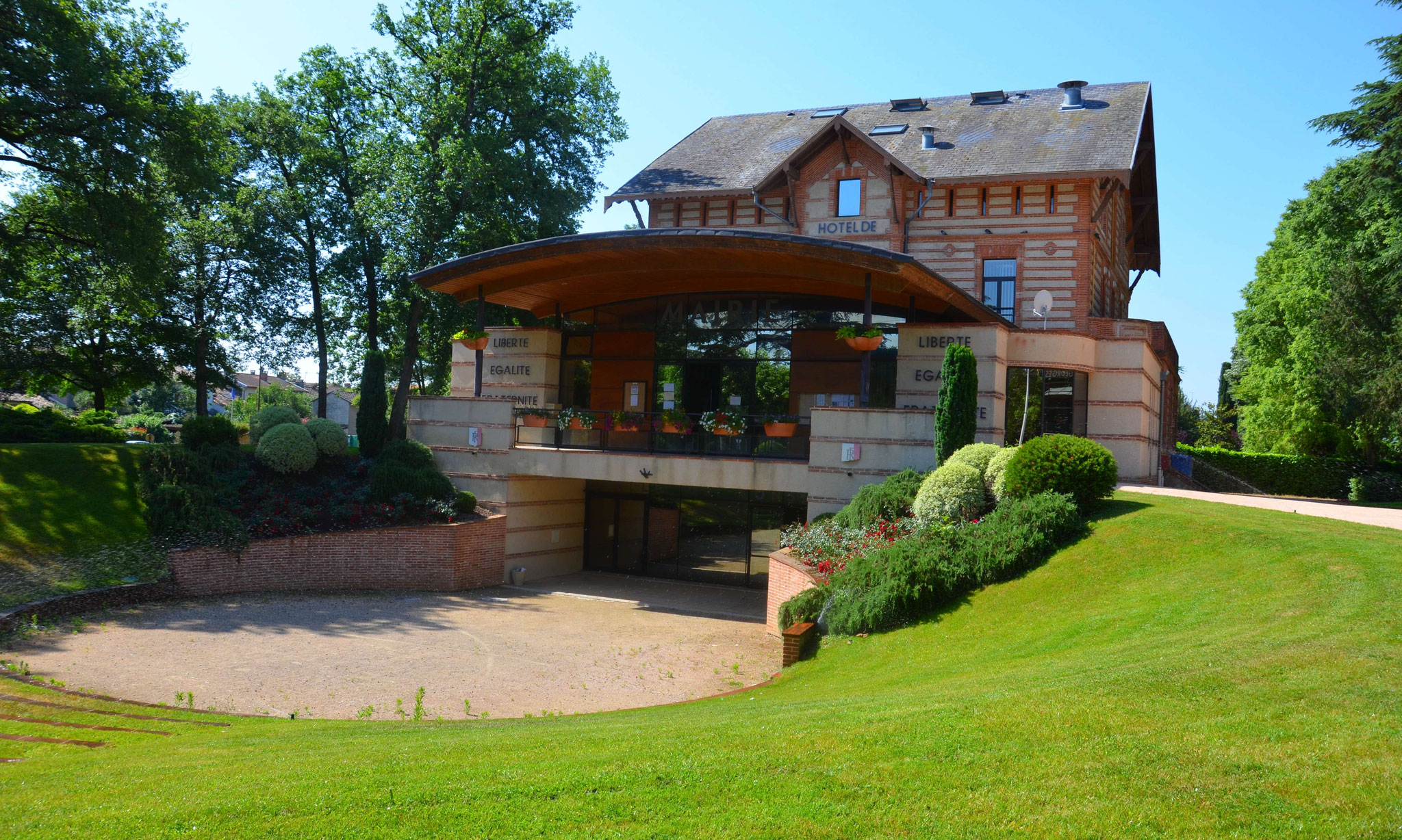 L'Hôtel de Ville et le parc Georges Spénale